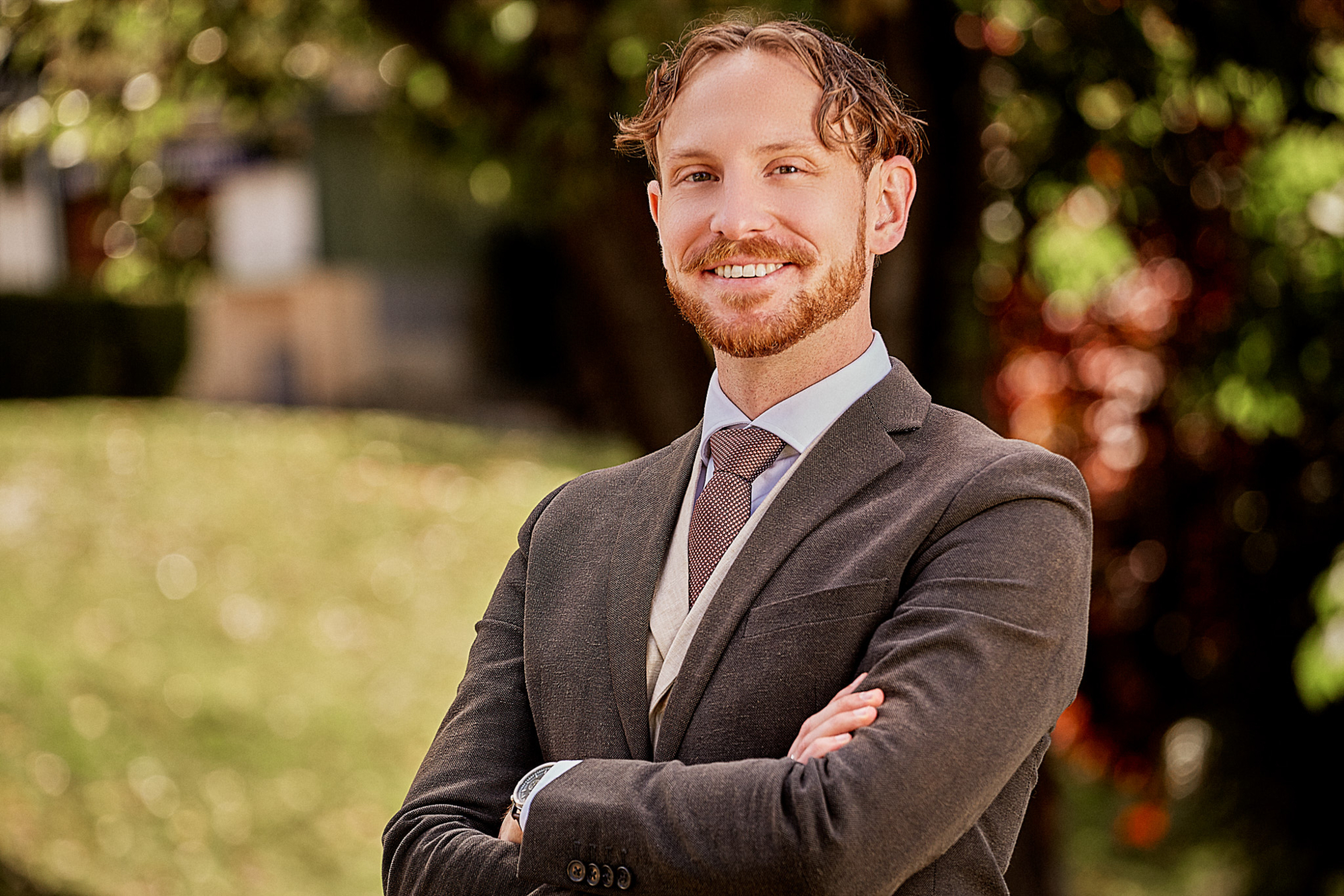 People in nature, Facial expression, Dress shirt, Flash photography, Smile, Sleeve, Happy, Standing, Gesture, Collar